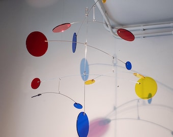 Escultura móvil cinética, semilla alada, equilibrio en el arte minimalista moderno