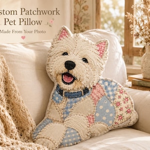 Puede incluir: Un cojín de mascota tipo patchwork personalizado con forma de West Highland White Terrier. El perro tiene una cara texturizada de color crema, un collar azul oscuro y un cuerpo hecho de parches de tela con patrones azules, rosas y blancos. Texto: Custom Patchwork Pet Pillow Made From Your Photo.