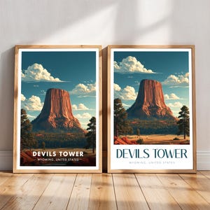 Könnte beinhalten: Zwei gerahmte vertikale Kunstdrucke, die den Devils Tower in Wyoming, USA, darstellen. Jeder Druck zeigt eine große, rotbraune Felsformation unter einem blauen Himmel mit weißen Wolken, umgeben von grünen Kiefern und Text am unteren Rand.