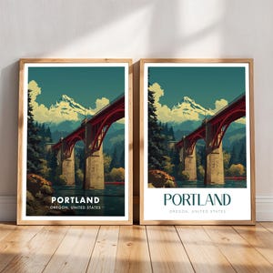 Könnte beinhalten: Zwei gerahmte Kunstdrucke mit einer stilisierten Illustration einer Brücke mit rotem Bogen vor dem Hintergrund von Bergen und einem türkisblauen Himmel. Das Wort "PORTLAND" steht unten, darunter "OREGON, UNITED STATES".