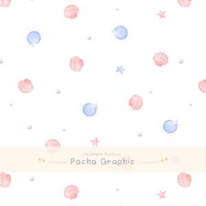 Op de afbeelding: Een naadloos patroon met aquarelillustraties van roze schelpen, blauwe spiraalschelpen, kleine blauwe zeesterren en kleine witte parels verspreid over een witte achtergrond. Een horizontale banner toont de tekst Seamless Pattern Pacha Graphic.