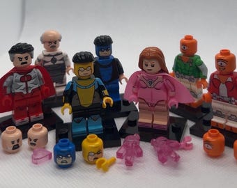Minifiguras personalizadas de LEGO: Invencible, Omni-Man, Atom-Eve, Allen el Alienígena y Conquest.