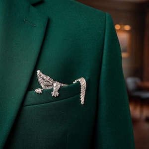Näsduksnål i metall med krokodilmotiv | Silverfärgad accessoar med alligatormönster, retro herrebrosch