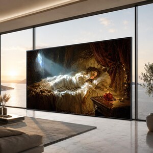 Puede incluir: Una gran pantalla de televisi&oacute;n rectangular montada en la pared que muestra una pintura al &oacute;leo cl&aacute;sica de una persona acostada en una cama con dosel, iluminada por un rayo de luz, con una rosa roja sobre una mesa de noche de madera oscura.