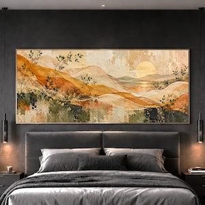 Puede incluir: Un cuadro rectangular de pared que muestra un paisaje abstracto con colinas en tonos ocre, naranja quemado y verde apagado. La escena incluye un sol amarillo pálido, texturas superpuestas y delicadas siluetas botánicas en el horizonte.