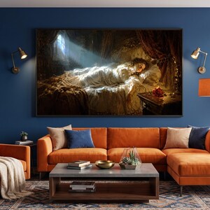 Puede incluir: Una sala de estar con un gran sof&aacute; seccional naranja y un sill&oacute;n a juego con una manta blanca. Una mesa de centro rectangular se sit&uacute;a en el centro sobre una alfombra estampada. Un gran cuadro enmarcado de una persona durmiendo cuelga en la pared azul.