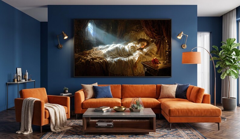 Puede incluir: Una sala de estar con un gran sof&aacute; seccional naranja y un sill&oacute;n a juego con una manta blanca. Una mesa de centro rectangular se sit&uacute;a en el centro sobre una alfombra estampada. Un gran cuadro enmarcado de una persona durmiendo cuelga en la pared azul.