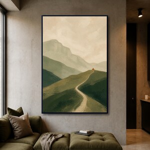 Puede incluir: Una impresión de arte mural vertical que muestra un paisaje pintado con colinas verdes onduladas, un camino de tierra sinuoso que conduce hacia una cordillera lejana y una pequeña estructura triangular naranja en la cima bajo un cielo pálido.