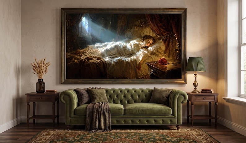 Puede incluir: Un gran cuadro al &oacute;leo enmarcado de forma rectangular que representa a una persona durmiendo en una cama iluminada por un rayo de luz. La obra se exhibe sobre un sof&aacute; capiton&eacute; verde flanqueado por dos mesas de madera con l&aacute;mpara.
