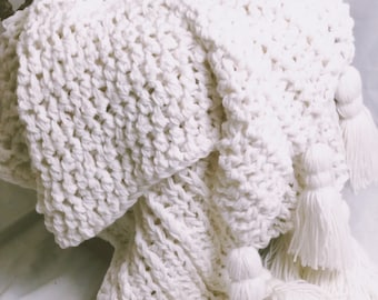 Manta de crochet con borlas suaves