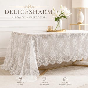 Op de afbeelding: Een rechthoekig wit kanten tafelkleed met een gedetailleerd bloemmotief en geschulpte randen gedrapeerd over een tafel. De tekst DELICESHARM ELEGANCE IN EVERY DETAIL is bovenaan zichtbaar, met iconen en de tekst REFINED DESIGN, QUALITY MATERIALS, FOR AN ELEGANT HOME onderaan.