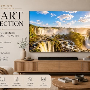 Puede incluir: Un televisor de pantalla plana grande muestra una imagen escénica de una cascada. El televisor está montado encima de un mueble de madera. La imagen es parte de una "Colección de arte de TV" con "Hermosos paisajes de todo el mundo". La escena incluye un sofá, una mesa de centro y objetos decorativos.
