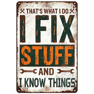 Pode incluir: Uma placa de metal retangular com um visual vintage desgastado. A placa apresenta o texto "THAT'S WHAT I DO, I FIX STUFF, AND I KNOW THINGS" em letras de bloco em negrito. O esquema de cores inclui branco, laranja, verde e castanho.