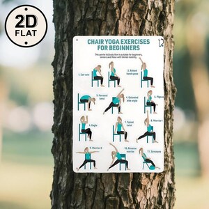 以下が含まれることがあります： 「CHAIR YOGA EXERCISES FOR BEGINNERS」の文字とヨガのポーズのイラストが描かれた白い長方形の看板。看板は木の幹に取り付けられています。看板には「2D FLAT」の文字が含まれています。