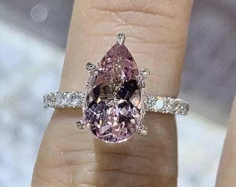 Anillo de compromiso de zafiro rosa talla pera de 3,00 quilates con baño de oro amarillo de 14 quilates y plata de ley.