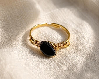 Anello in ossidiana nera fatto a mano – Eleganza naturale con avvolgimento in filo d'oro