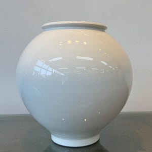 Vaso a forma di luna coreano, fatto a mano / Porcellana bianca, 25 cm. Opera d'arte in ceramica artigianale, decorazione minimalista per la casa.