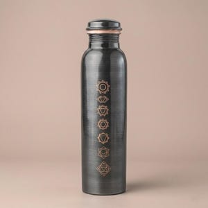 Botella de agua de cobre puro hecha a mano con 7 chakras, 1 litro / Botella de cobre negro / Termo ayurvédico / Regalo para yoga y meditación / Regalo para el bienestar