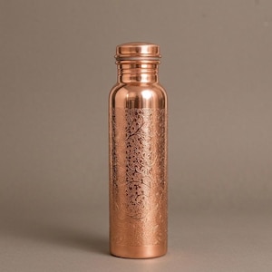 Garrafa de água artesanal em cobre 100% puro, 1000ml, com gravura floral – Garrafa de água ayurvédica Tamba, utensílio para bebidas para o bem-estar.