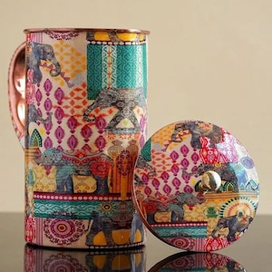 Jarra de cobre puro estampada de 1250 ml / Diseño Padharo Mhare Desh / Jarra de agua de diseño único / Utensilios para bebidas ayurvédicos / Jarra de cobre hecha a mano con tapa