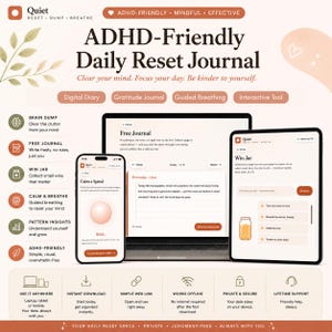 Può includere: Un diario digitale di ripristino quotidiano adatto all'ADHD visualizzato su laptop, tablet e smartphone. L'interfaccia presenta sezioni per brain dump, diario libero, barattolo delle vittorie e respirazione guidata. Il testo include Quiet Reset Dump Breathe e ADHD-Friendly Daily Reset Journal.