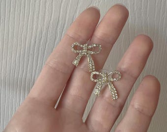 Pendientes de botón con lazo de cinta pavé, regalo para damas de honor en plata de ley
