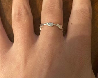 Anillo de plata de ley con diseño de elefante bebé, anillo minimalista apilable para amantes de los animales.