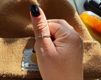 Anillo de plata de ley con cruz lateral – Delicada joya religiosa apilable