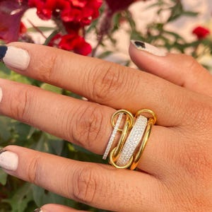 Anel de ouro 14K com elos múltiplos: aro robusto com conectores prateados.