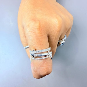 Anillo entrelazado de plata de ley: banda conectada de dos tonos