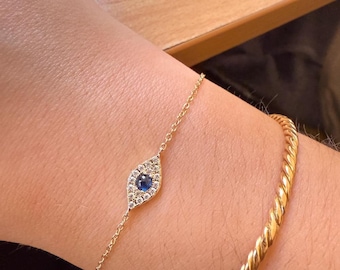 Pulsera pequeña de oro de 14 quilates con ojo turco y amuleto azul Nazar para apilar y atraer la buena suerte.