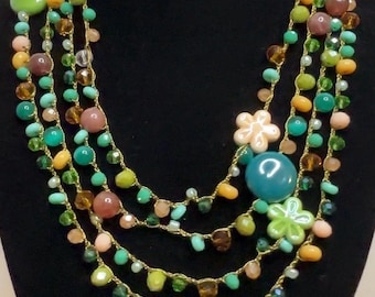 Collana statement handmade con perle verdi, rosa e dorate, elegante gioiello artigianale multicolor donna