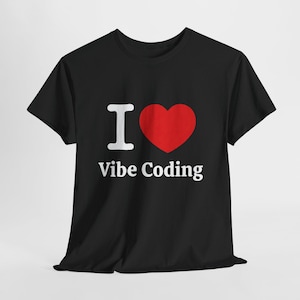 Może przedstawiać: Czarna koszulka z napisem "I ♥ Vibe Coding". Litera "I" jest biała, serce czerwone, a słowa "Vibe Coding" są białe. Koszulka ma okrągły dekolt.