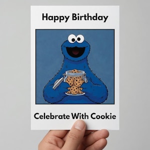 Könnte beinhalten: Geburtstagskarte mit dem Krümelmonster, das ein Glas Kekse hält. Auf der Karte steht "Happy Birthday" und "Celebrate With Cookie". Das Krümelmonster ist blau mit großen Augen und einem breiten Lächeln, das ein Glas Kekse hält.