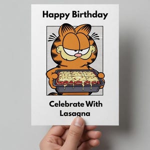 Puede incluir: Tarjeta de felicitación de cumpleaños con Garfield sosteniendo una bandeja de lasaña. El texto "Happy Birthday" está encima de la imagen y "Celebrate With Lasagna" debajo. Fondo gris.