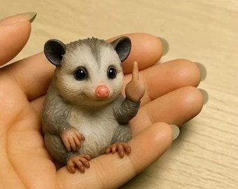 Figura de animal de resina: Divertida zarigüeya con el dedo medio como adorno decorativo para escritorio.