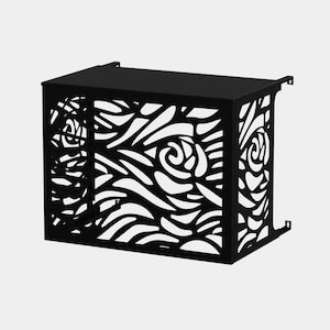 Può includere: Una scatola decorativa in metallo nero con un design floreale traforato. La scatola ha una forma rettangolare con un piano piatto e lati con intricati motivi di rose stilizzate e linee fluide. Il design è simmetrico e la scatola ha piccole linguette sui lati.