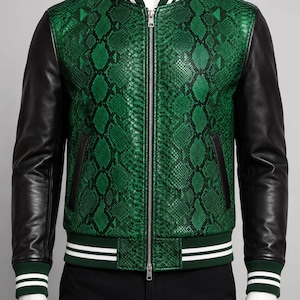 Chaqueta bomber universitaria de lujo con diseño de pitón verde esmeralda y estampado de serpiente / Abrigo de diseñador para hombre con mangas de cuero negro