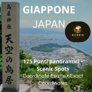 Puede incluir: Imagen de una vista panorámica en Japón con texto en varios idiomas. Un pilar de piedra con caracteres japoneses se encuentra en primer plano. El texto incluye "GIAPPONE", "JAPAN", "Scenic Spots" y "Exact Coordinates". También hay un logotipo.