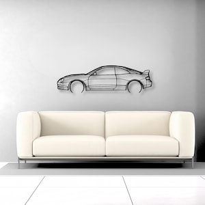 Può includere: Un'opera d'arte da parete in metallo nero che raffigura il profilo laterale di un'auto sportiva coupé a due porte. Il design è composto da linee sottili e continue che delineano la carrozzeria del veicolo, inclusi cofano, tetto, finestrini e spoiler posteriore.