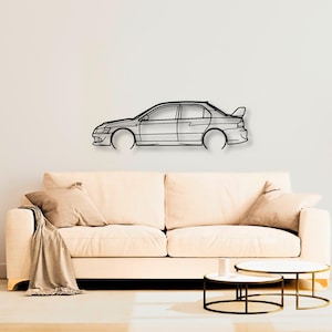 Könnte beinhalten: Ein Wandkunstobjekt aus schwarzem Metall in Form der Seitenansicht einer Limousine mit Heckspoiler. Das Design besteht aus klaren, durchgehenden Linien, die die Karosserie, die Fenster, die Räder und den Kofferraum des Fahrzeugs nachzeichnen.