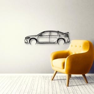 以下が含まれることがあります： セダンの側面シルエットをかたどった黒い金属製のウォールアート。車体、窓、リアスポイラーの形状が描かれており、車輪が配置されるべき場所には円形の開口部が設けられています。