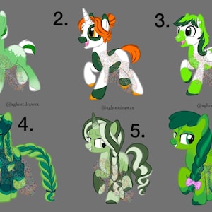 Op de afbeelding: Zes cartoon pony illustraties met verschillende kleurenschema's. Elke pony heeft een uniek ontwerp, met groene, witte en oranje tinten. De afbeelding bevat de tekst "@xghost.drawzx".