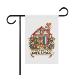 Peut inclure: Un drapeau de jardin blanc avec un motif patriotique. Le drapeau représente une maison de dessin animé avec des accents rouges, blancs et bleus, entourée de fleurs et de drapeaux américains. Le texte sur le drapeau se lit "THIS PLACE IS A SAFE SPACE."