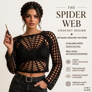 Könnte beinhalten: Ein schwarzes, langärmeliges Häkeloberteil mit Spinnennetz-Muster, kreisförmiger Mitte und gitterartigem Netzdesign. Der Text lautet: THE SPIDER WEB CROCHET DESIGN, DETAILED CROCHET PATTERN, AVAILABLE SIZES: S/M/L/XL/XXL, SKILL LEVEL: ADVANCED BEGINNER.
