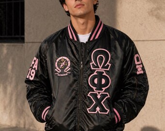Omega Phi Chi Collegejacke aus Satin mit individuellen griechischen Buchstaben | Personalisierte Bomberjacke für Studentenverbindungen mit Stickerei | Kleidung für Studentenverbindungen auf dem Campus