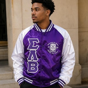 Giacca bomber in raso personalizzata con lettere greche Sigma Lambda Beta, giacca personalizzata per confraternite e sorellanze, giacca con ricamo "Line Crossing".