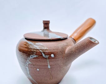 Tetera Kyusu con asa lateral de madera de manzano.