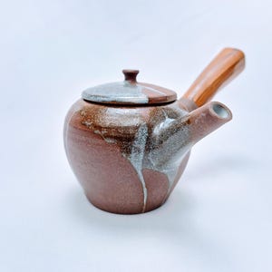 Teiera Kyusu da 200 ml – Teiera in ceramica giapponese realizzata a mano con manico laterale in legno di melo.