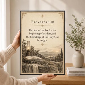 Puede incluir: Un cuadro decorativo con el texto Proverbs 9:10, The fear of the Lord is the beginning of wisdom, and the knowledge of the Holy One is insight. La ilustración muestra un libro abierto, una linterna y un paisaje en el fondo.